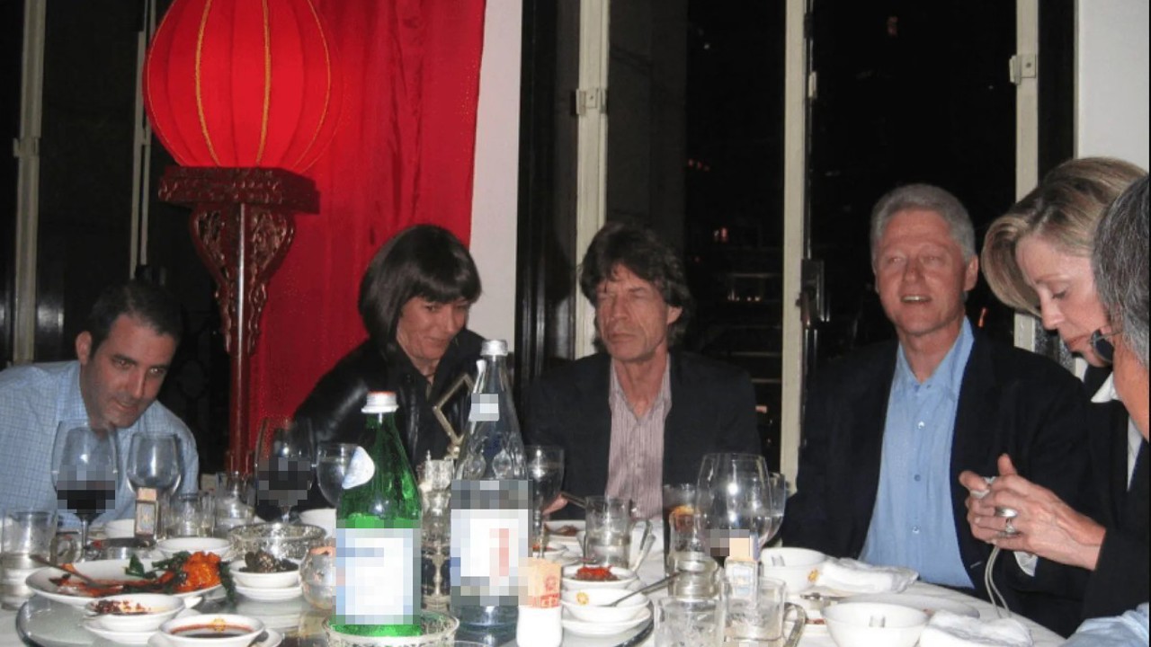 Epstein belgelerinde Clinton ve Michael Jackson dahil çok sayıda ünlü ismin fotoğrafları ortaya çıktı
