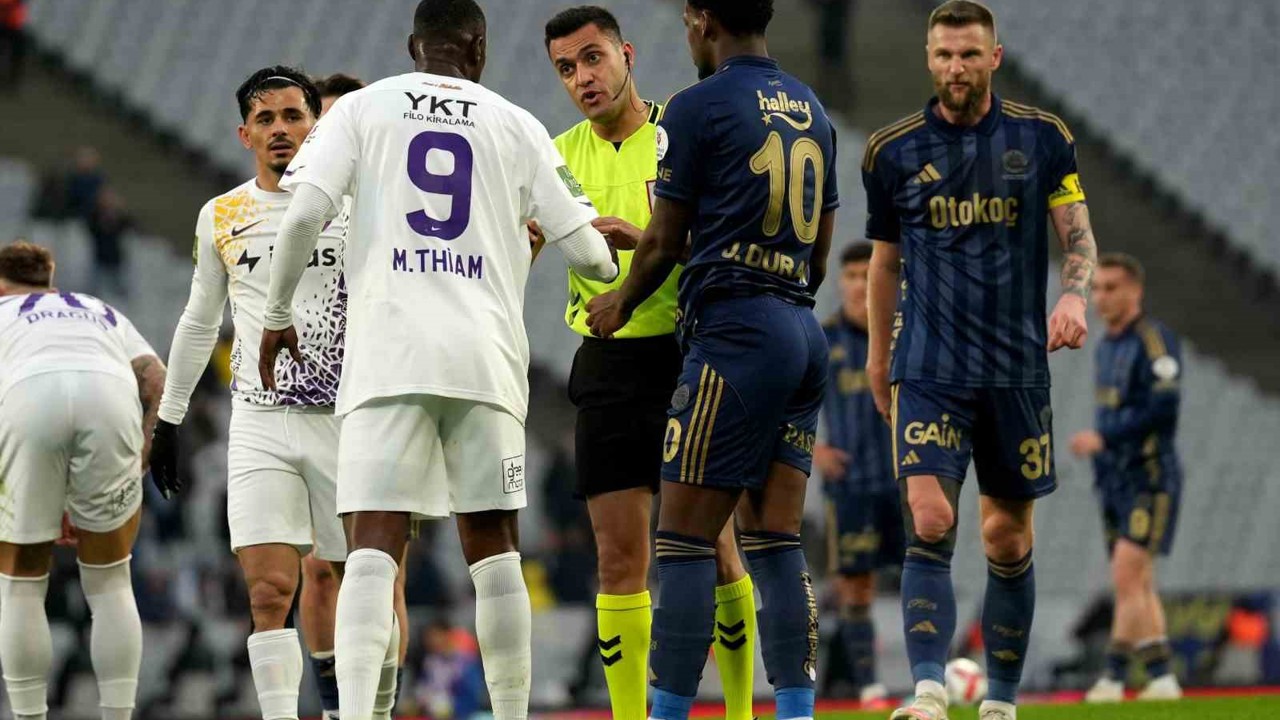 Trendyol Süper Lig: Eyüpspor: 0 - Fenerbahçe: 2 (İlk yarı)
