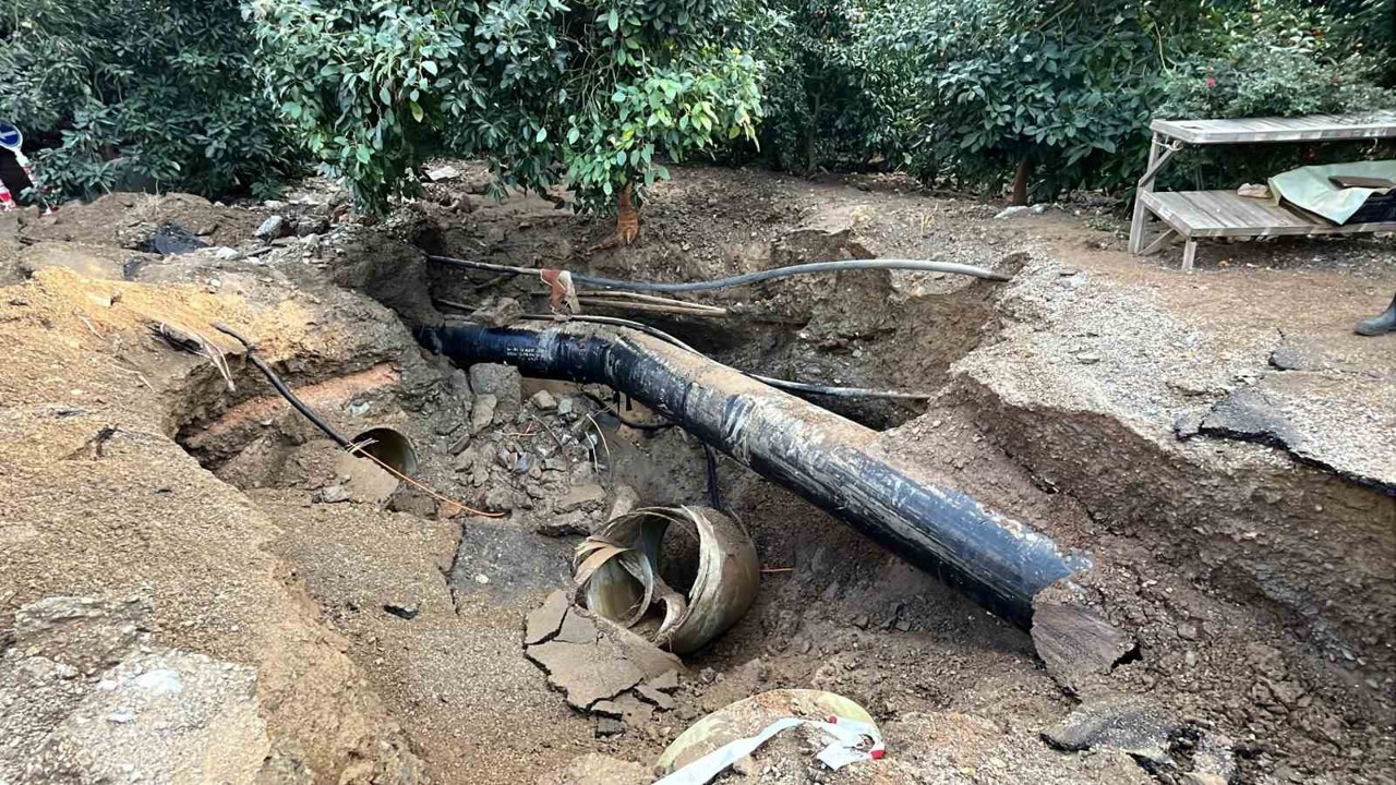 Alanya’da DSİ’ye ait sulama borusu patladı, park halindeki otomobil suyla birlikte portakal bahçesine sürüklendi
