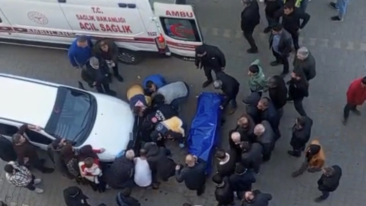 Yol ortasında eşini bıçaklayarak öldürdü
