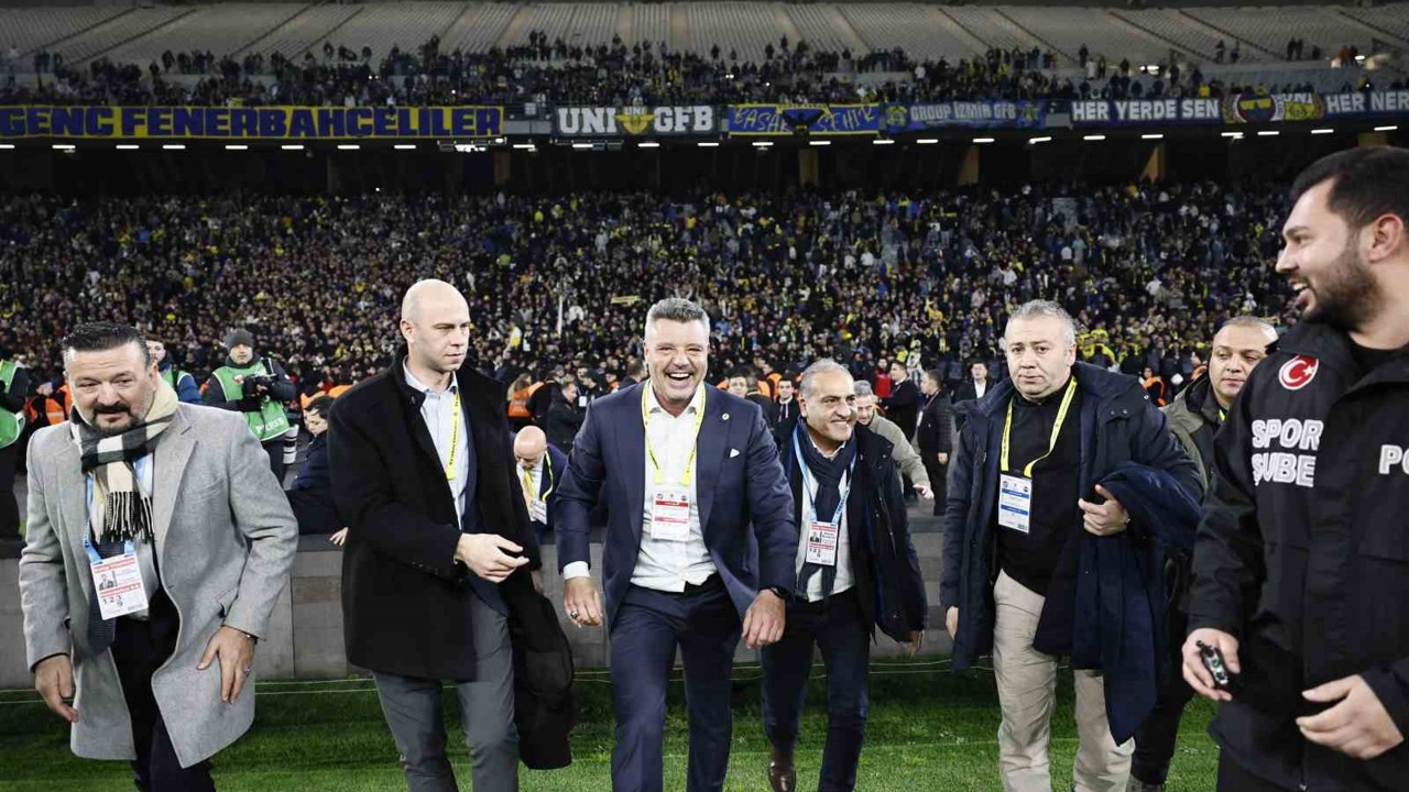 Sadettin Saran, galibiyet coşkusunu taraftarlarla yaşadı
