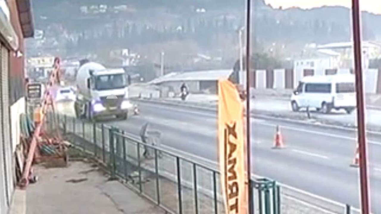 Osmaniye’de feci kaza: Motosiklet ve sürücüsü minibüsün altında kaldı
