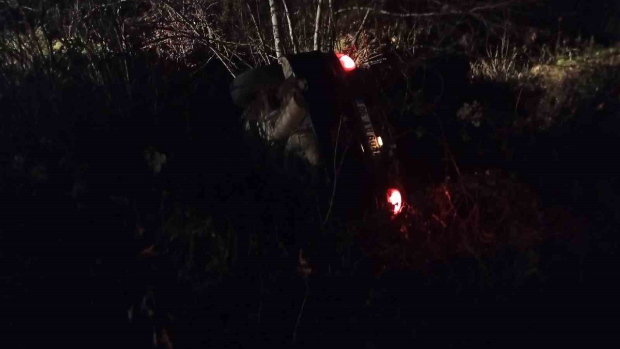 Şarampole devrilen otomobilden sızan yakıt paniğe neden oldu
