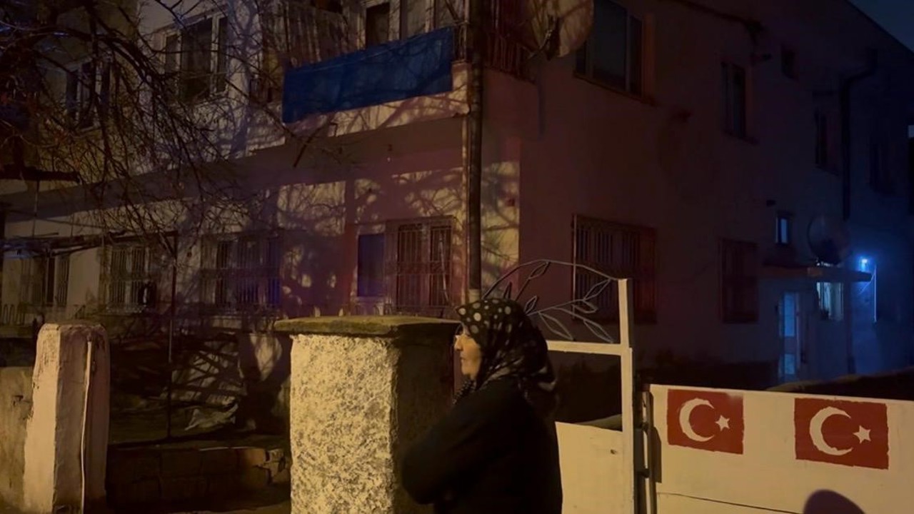 Kayseri’de komşuluk örneği: Ulaşamadığı komşusundan soğuk havada haber bekledi
