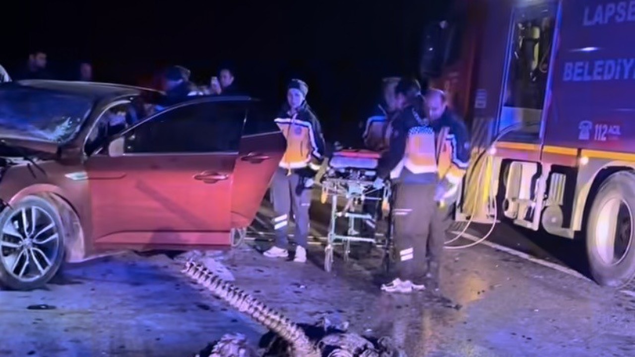 Çanakkale’de 2 otomobil çarpıştı: 5 ölü, 1 yaralı
