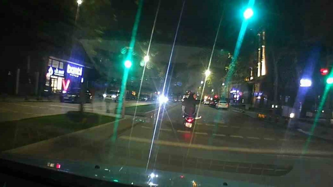 Tehlikeli motosiklet yolculuğu kamerada
