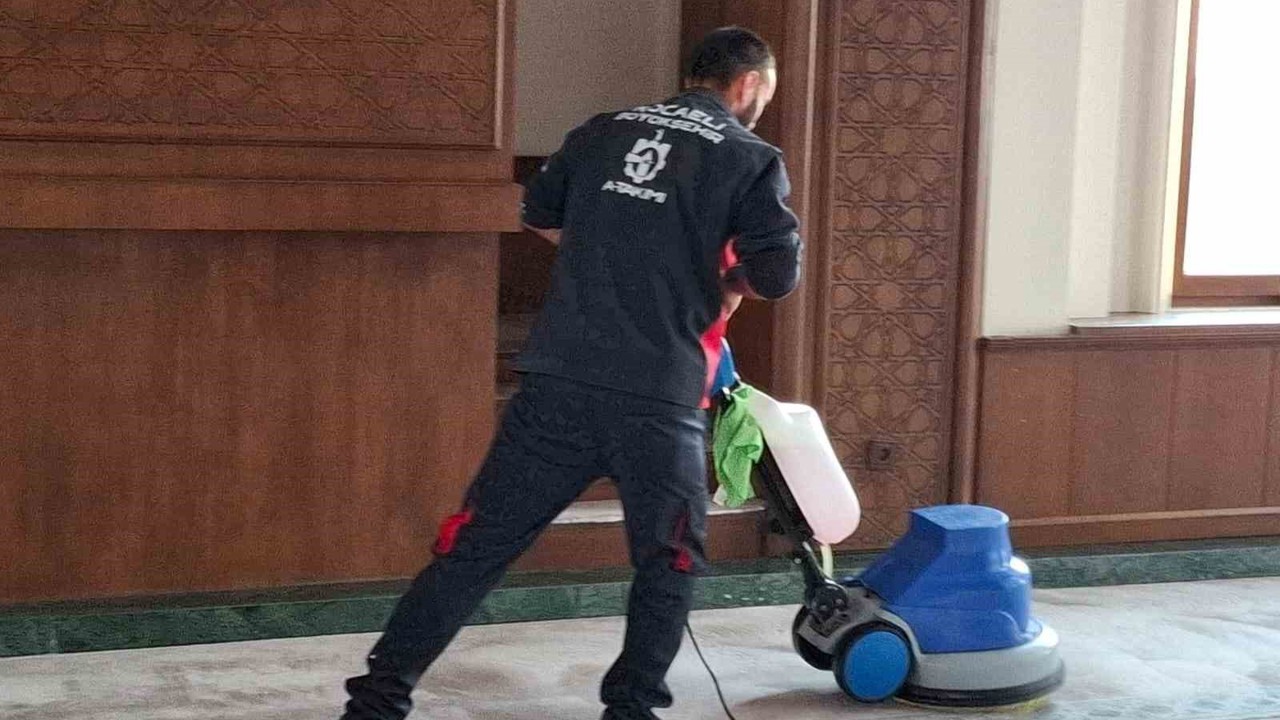 Çayırova’da cuma vaazı sırasında içeriye köpek giren cami dezenfekte edildi
