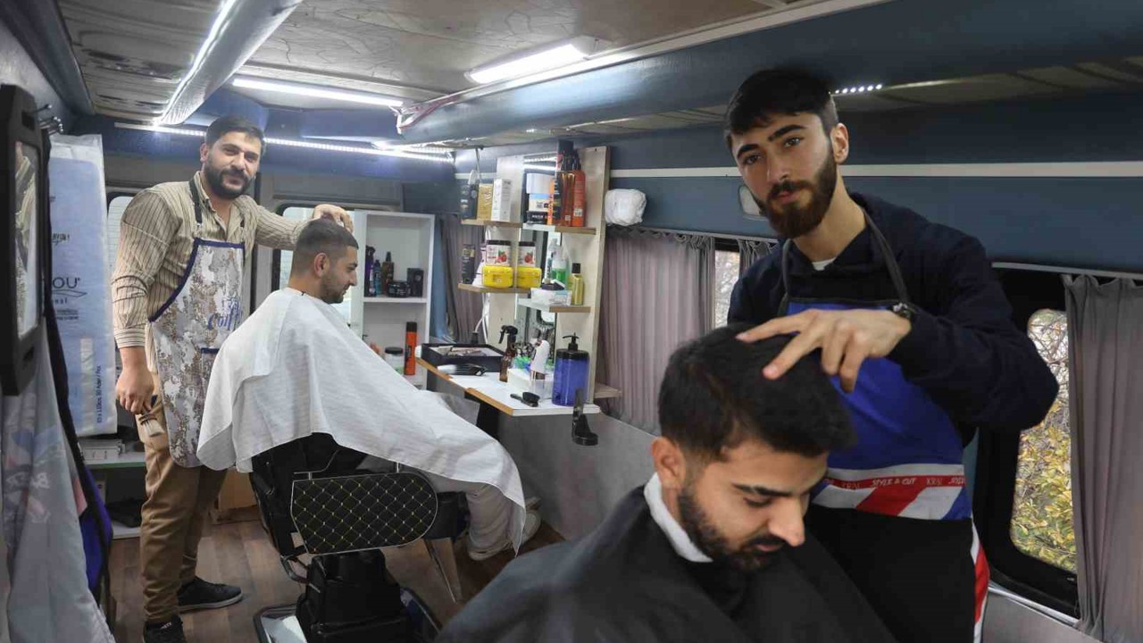 İlk kez görenleri şaşırtan mobil berber, bir ‘Alo’ ile müşterilerinin ayağına giderek VİP hizmet veriyor
