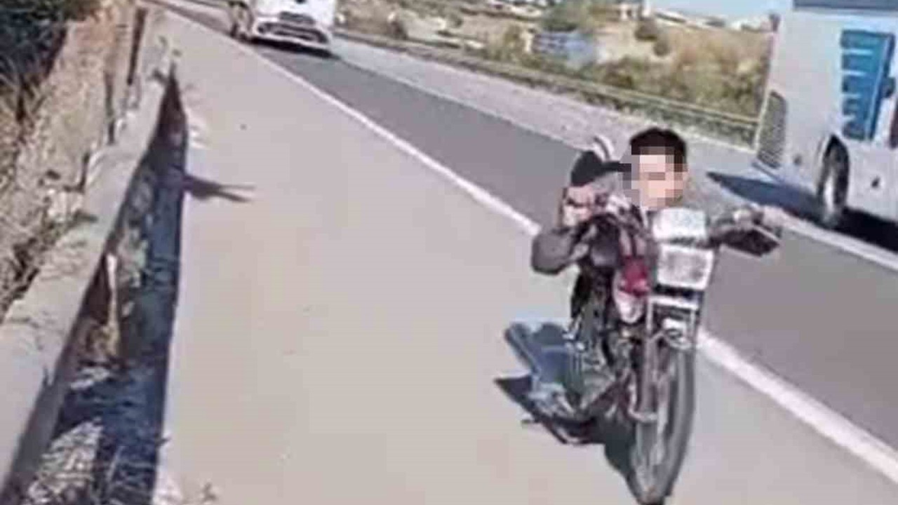 Otobanda motosikletin üzerine yatarak şov yapan sürücüye 63 bin TL ceza
