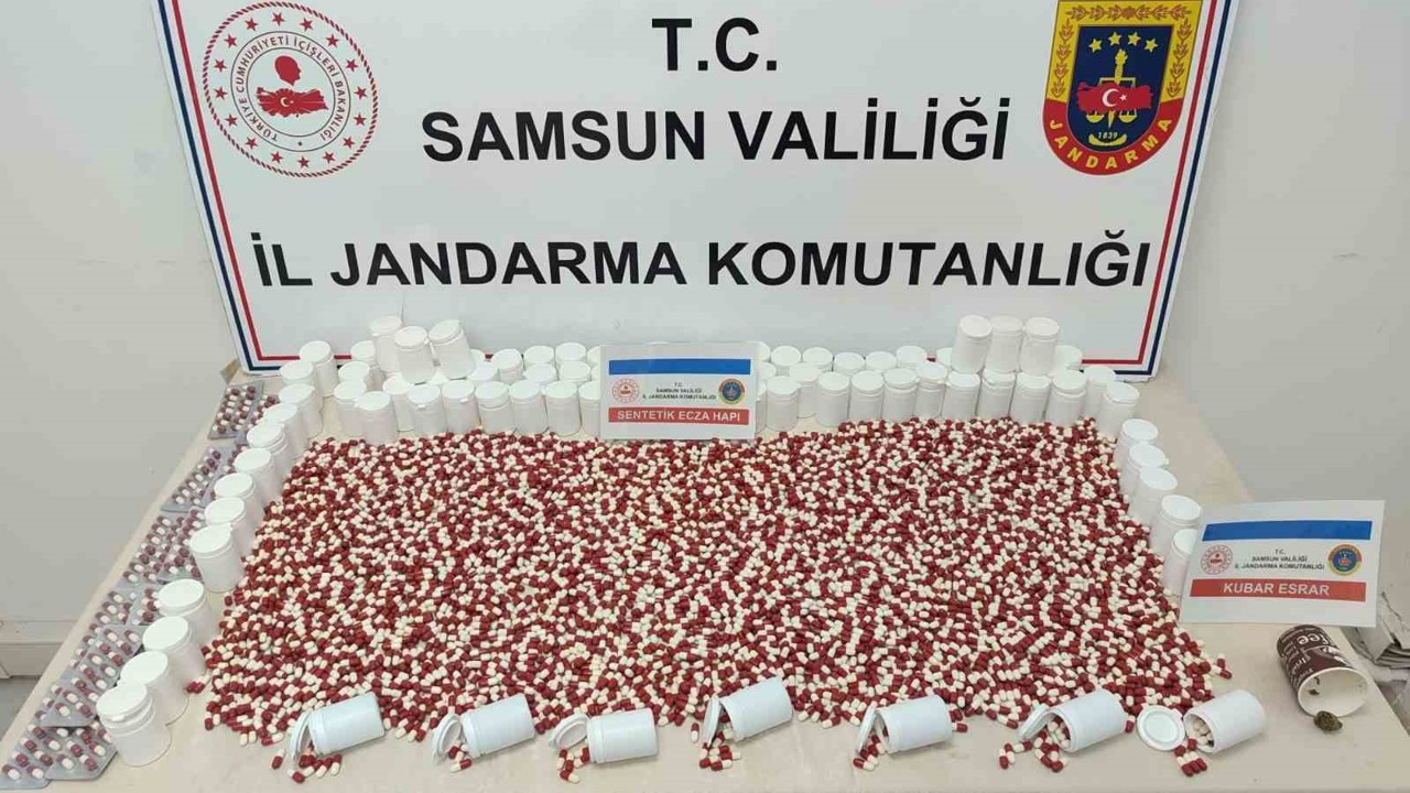 Apartman yöneticisi jandarma tarafından 7 bin uyuşturucu hapla yakalandı
