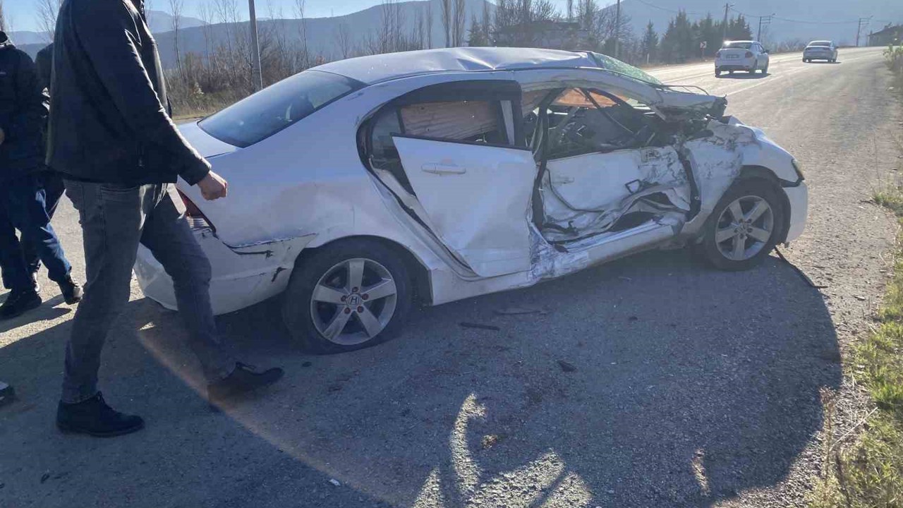 Otomobil ile traktör çarpıştı; 3 yaralı
