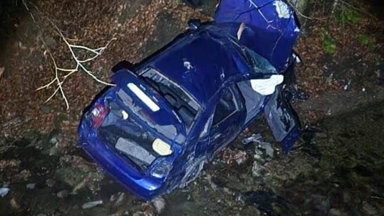 Uçurumdan yuvarlanan otomobilden 3 kişi sağ çıktı
