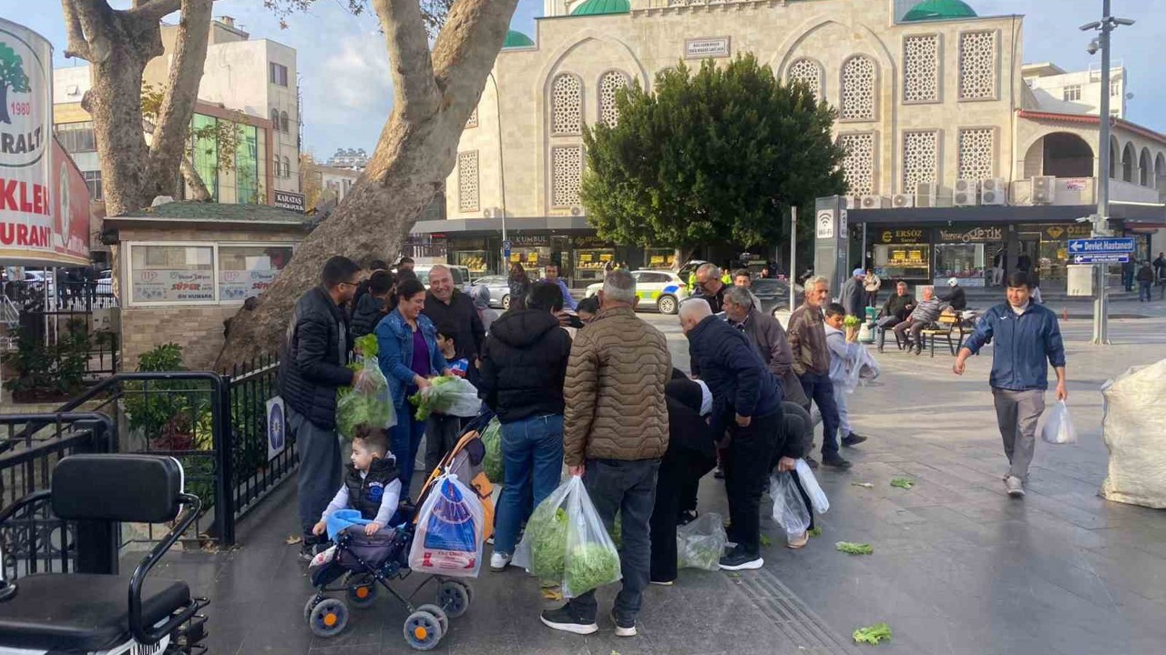 Antalyalı çiftçi ürünlerin çöpe dökülmesine tepki olarak 200 marulu ücretsiz dağıttı
