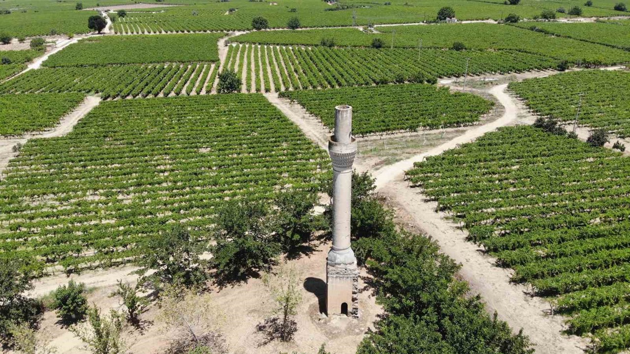 Sarıgöl’ün simgesi ’Kırık Minare’ zamana direniyor
