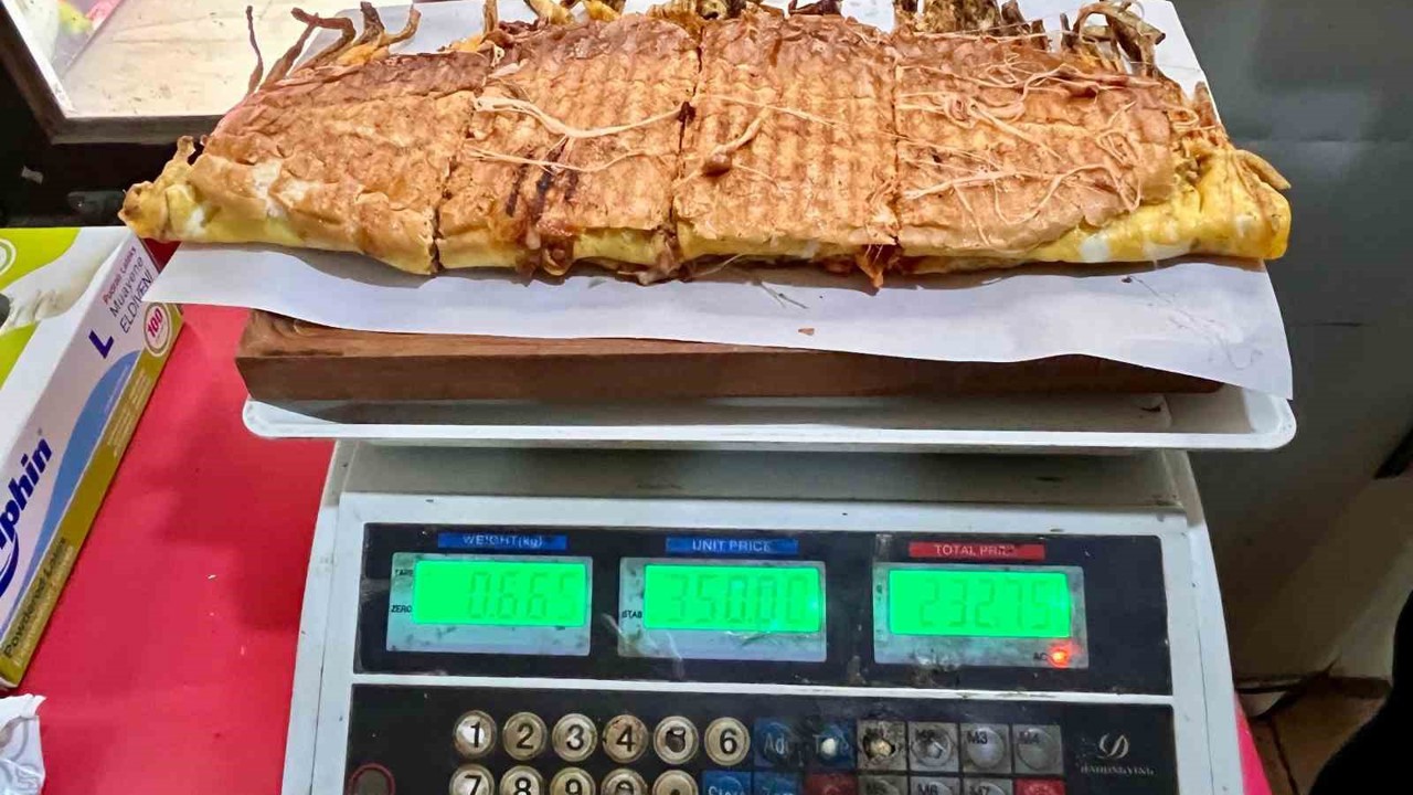 Yarım kiloluk dev tost, 600 liraya satılıyor

