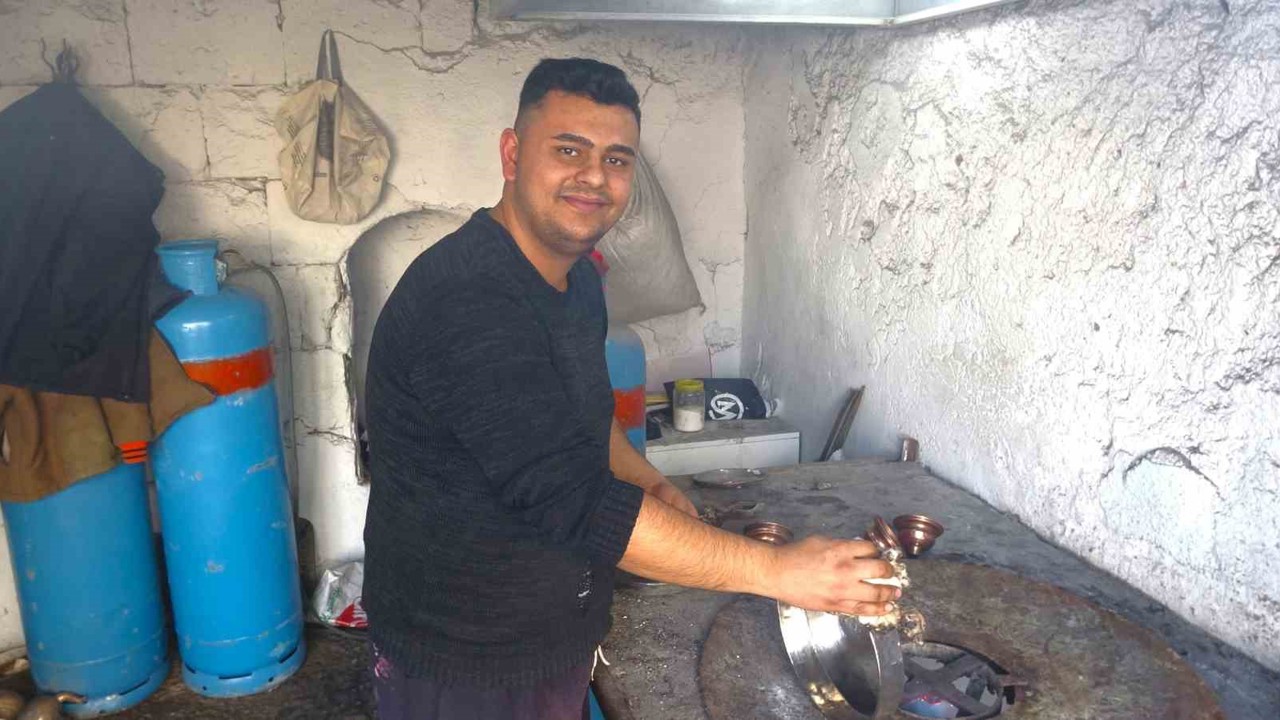 Baba-oğul kalaycılık mesleğini yaşatmaya çalışıyor
