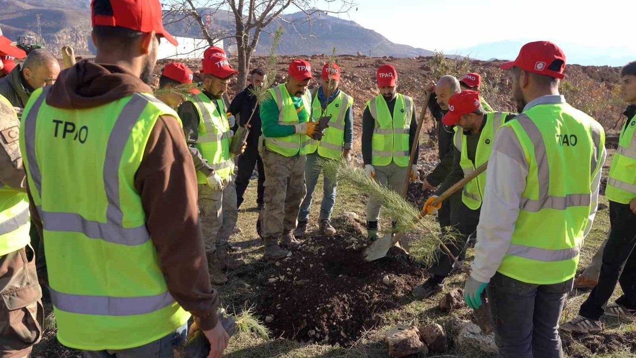 Bakan Bayraktar: "Enerjide tam bağımsız, doğasıyla yeşil bir Türkiye için çalışıyoruz"
