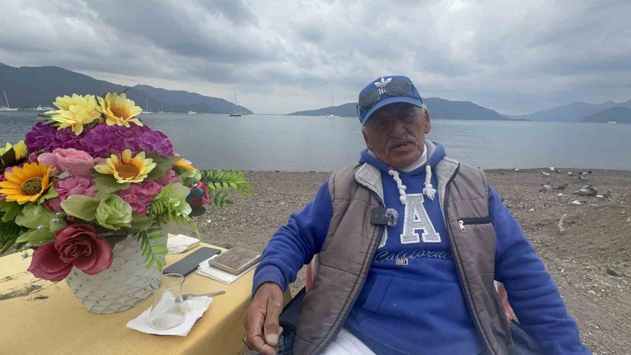Çiçekli masa Marmaris’in simgesi haline geldi
