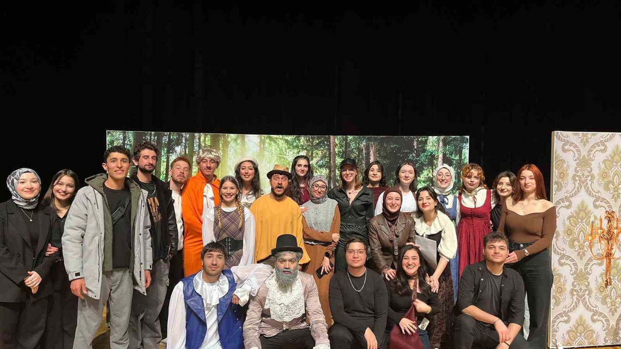 Üniversiteli gençlerin ’Zoraki Hekim’ oyunu ayakta alkışlandı
