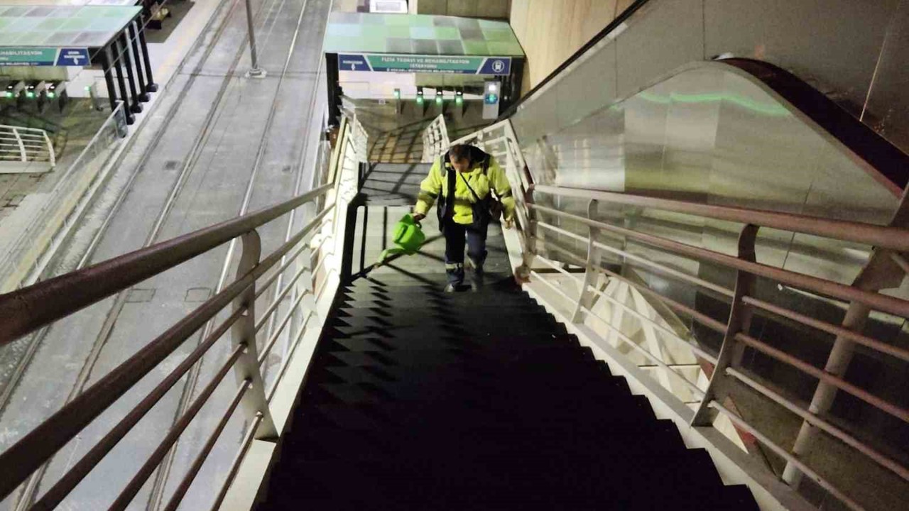 Kocaeli’de üst geçitlerdeki buzlanmaya özel solüsyonla müdahale ediliyor
