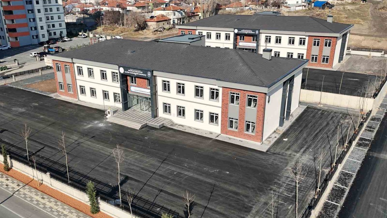 Melikgazi Belediyesi, 3 mahalleye birden hizmet edecek okullarda sona geldi
