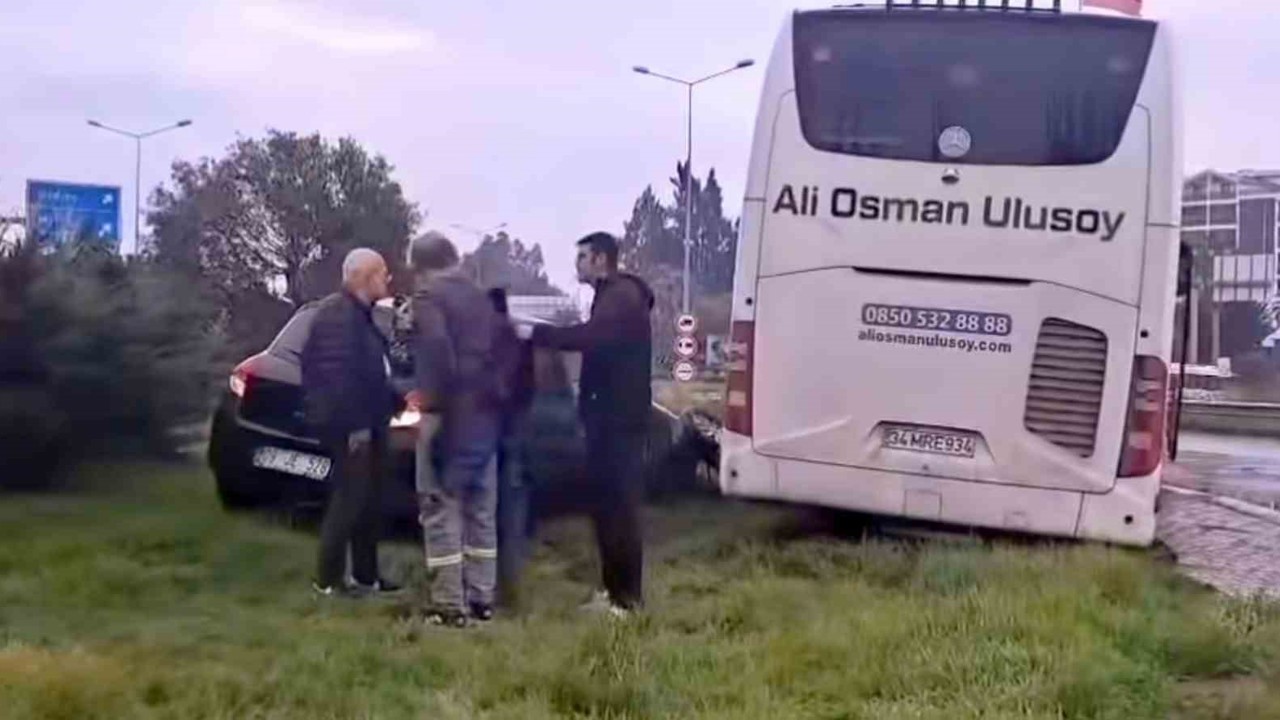 Yolcu otobüsü otomobile çarptı: 1 yaralı
