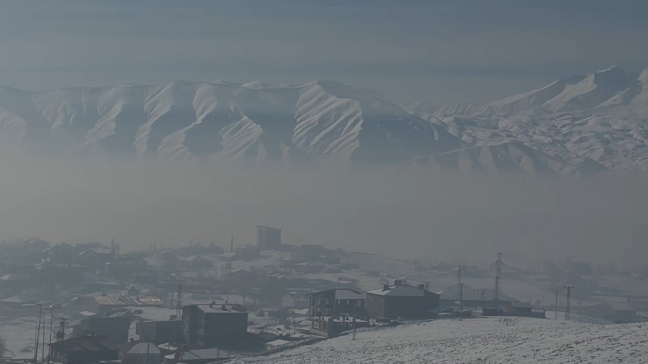 Yüksekova sis altında kaldı
