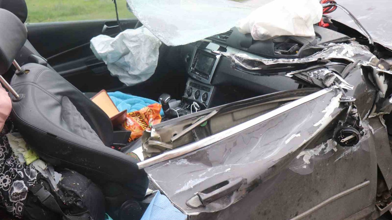 Tıra arkadan çarpan araç kağıt gibi ezildi: 1 ölü, 1 yaralı
