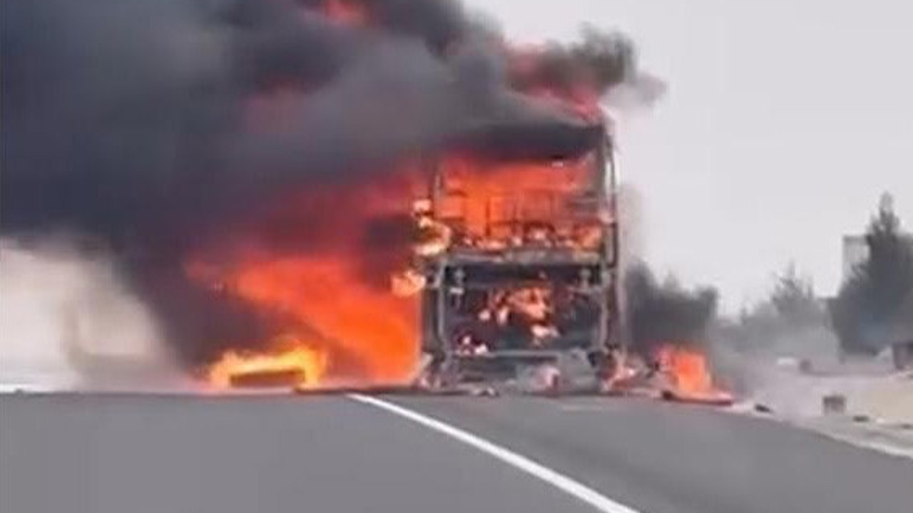 Seyir halindeki yolcu otobüsü alev alev yandı: 25 yolcu son anda kurtuldu
