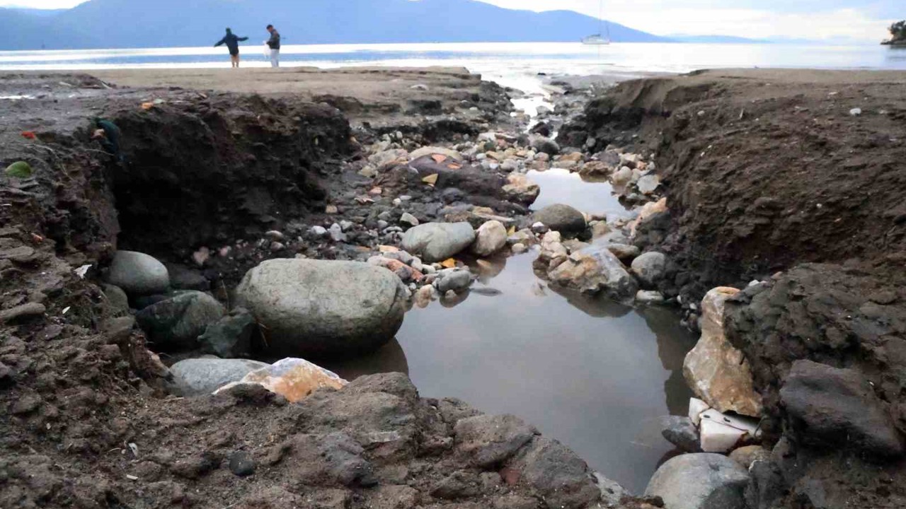 Yılın en kısa gününde deniz suyu çekildi, sağanak yağmur sahili tahrip etti
