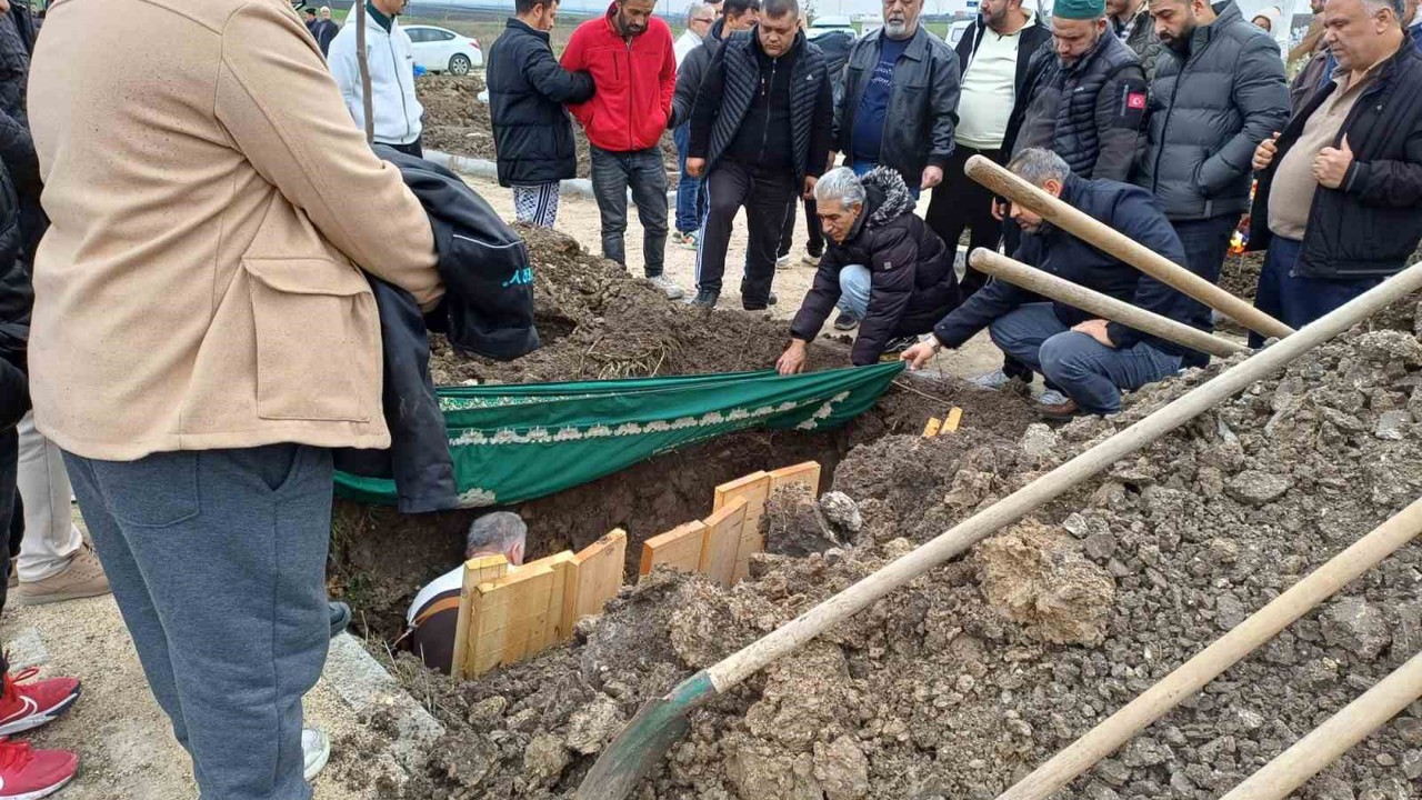Evinde vahşice öldürülen kadın toprağa verildi
