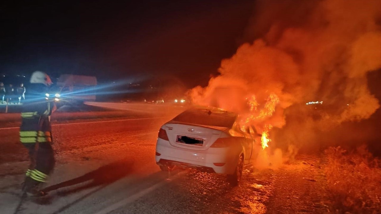 Seyir halindeki otomobil alevlere teslim oldu
