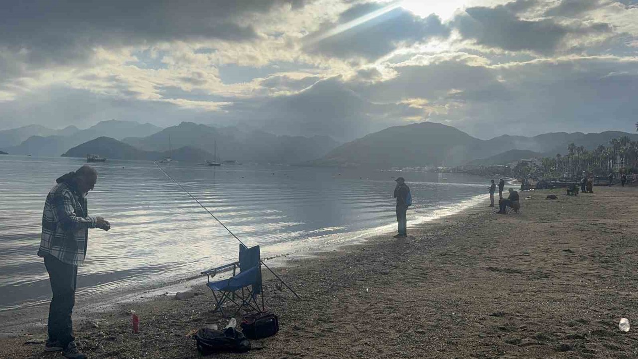 Sağanak sonrası güneş yüzleri güldürdü, Marmaris sahilleri doldu
