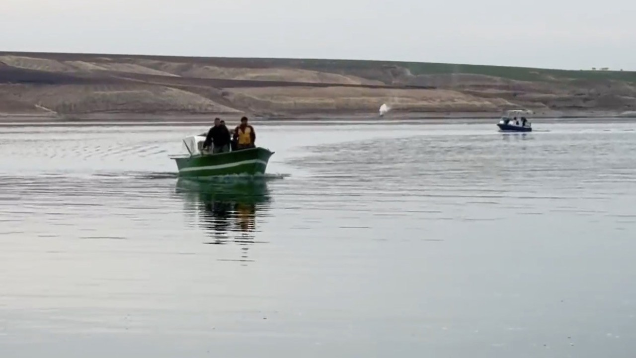Adıyaman’da baraj gölünde tekne alabora oldu: 5 kişiden 1’i kayıp
