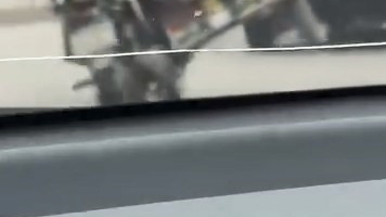 Tüp yüklü motosikletle tehlikeli hareketler kamerada
