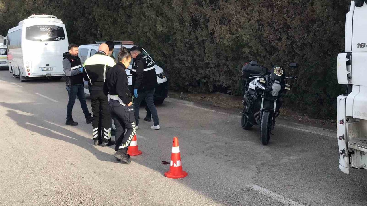 Park halindeki aracının yanında beklerken işçi servisi çarptı
