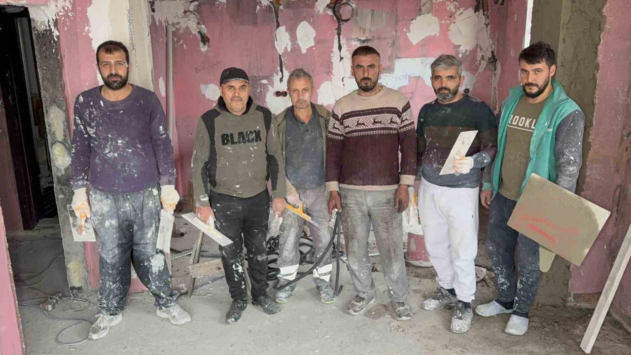 Yanan ev imece usulü tamir ediliyor
