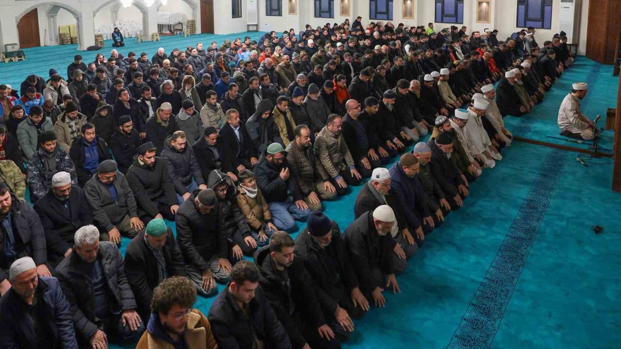 Erzincan’da Üç Aylar başlangıcında Terzibaba Külliyesi’nde sabah namazı programı düzenlendi
