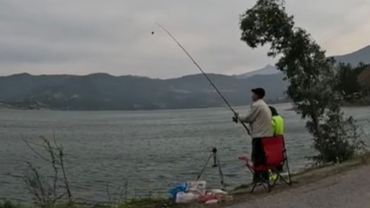 Derbent Barajı’nda 300 amatör balıkçı gökkuşağı alabalığı için yarıştı
