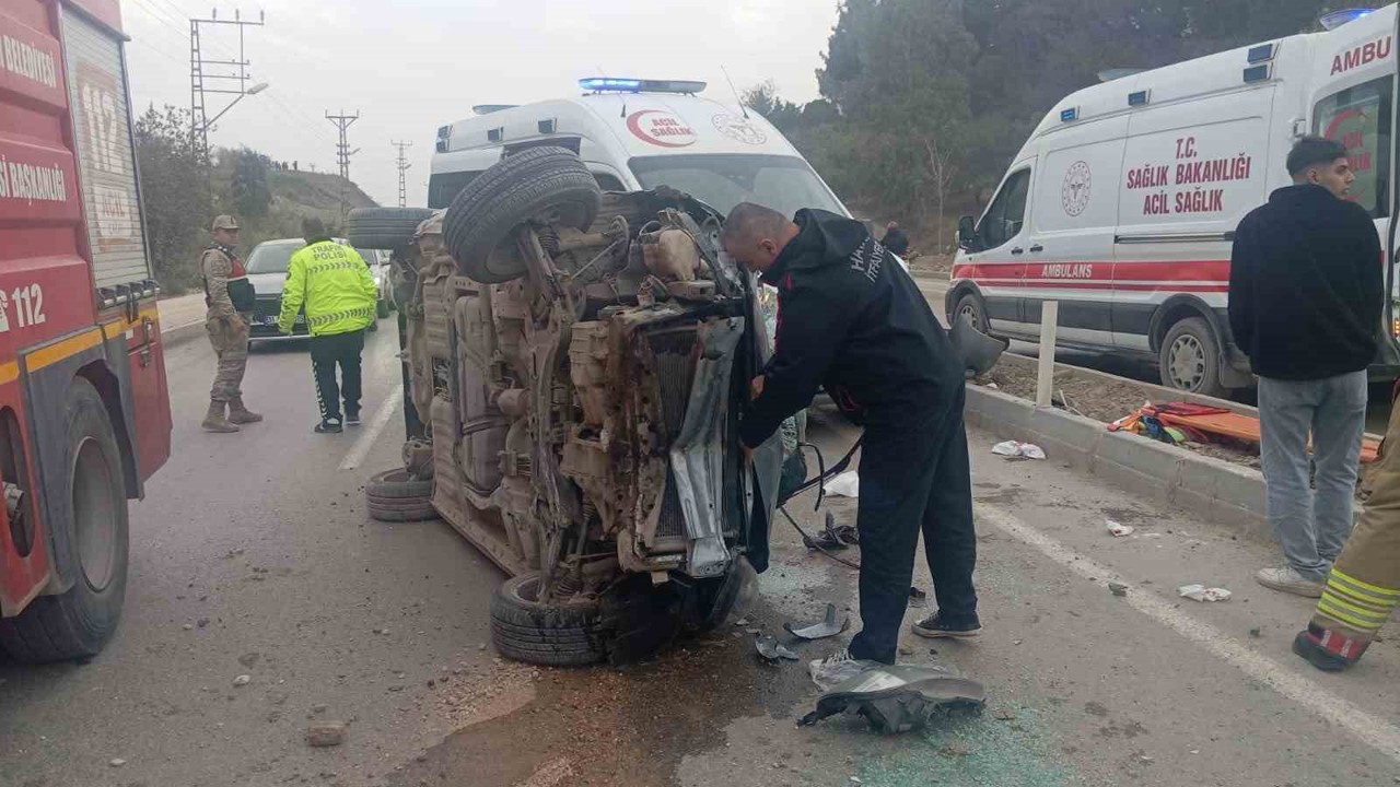 Hatay’da takla atan otomobil yan yattı: 5 yaralı
