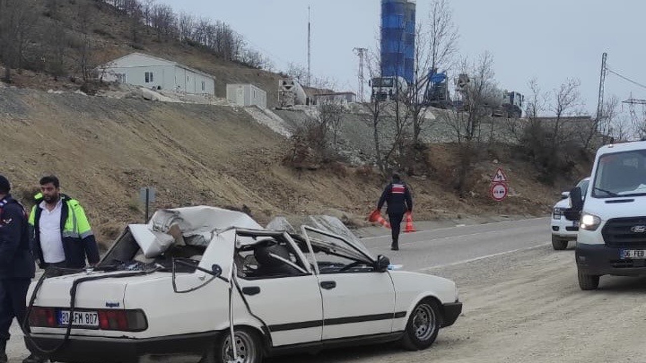 Otomobildeki 5 kişi ölümden döndü: 2 yaralı
