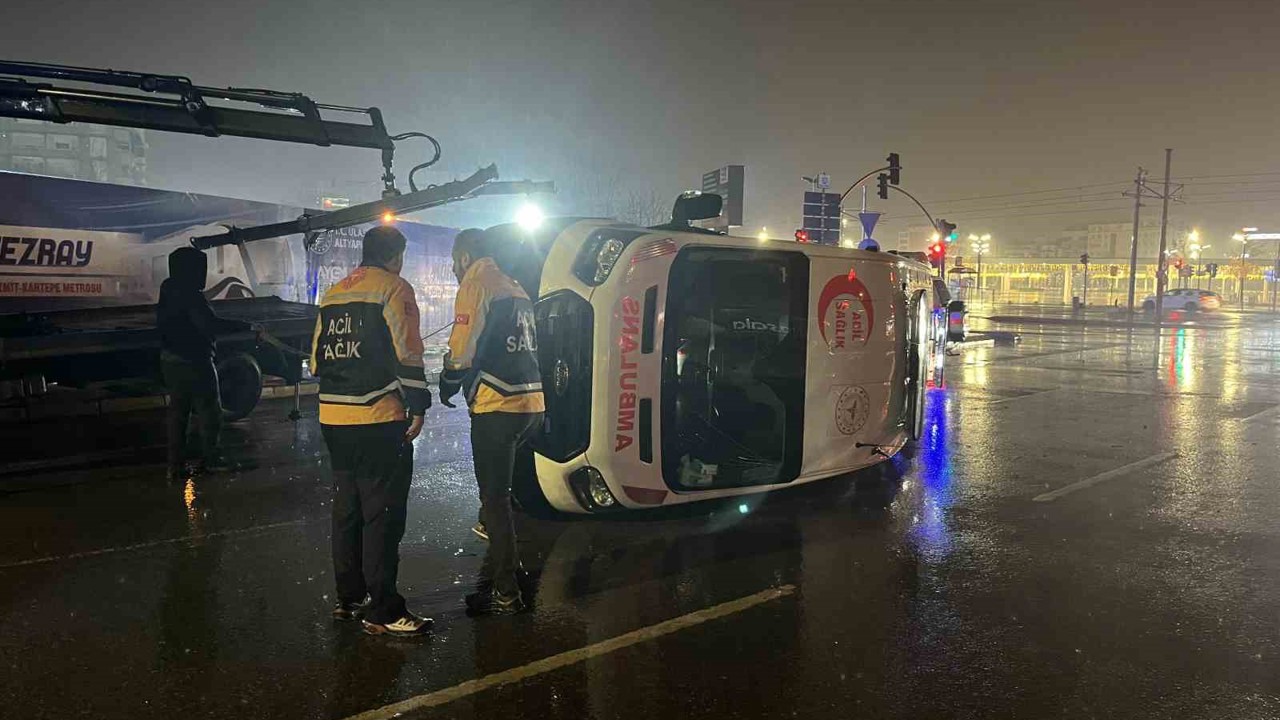 Panelvan ile çarpışan ambulans devrildi: 6 yaralı
