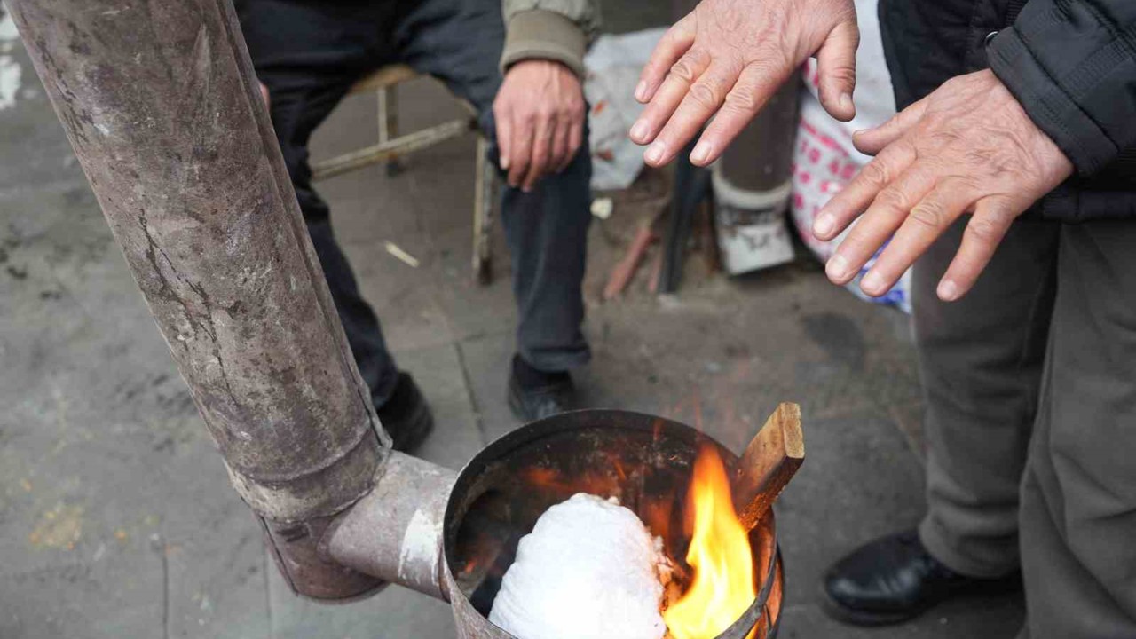 Erzincan pazarcısı soğukta sobayla ısınıyor

