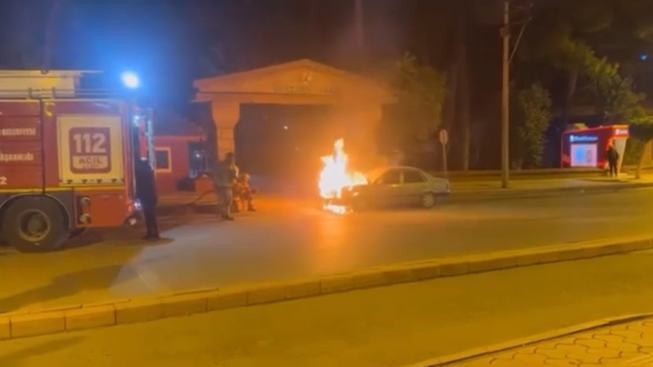 Hatay’da seyir halindeki otomobil alevlere teslim oldu

