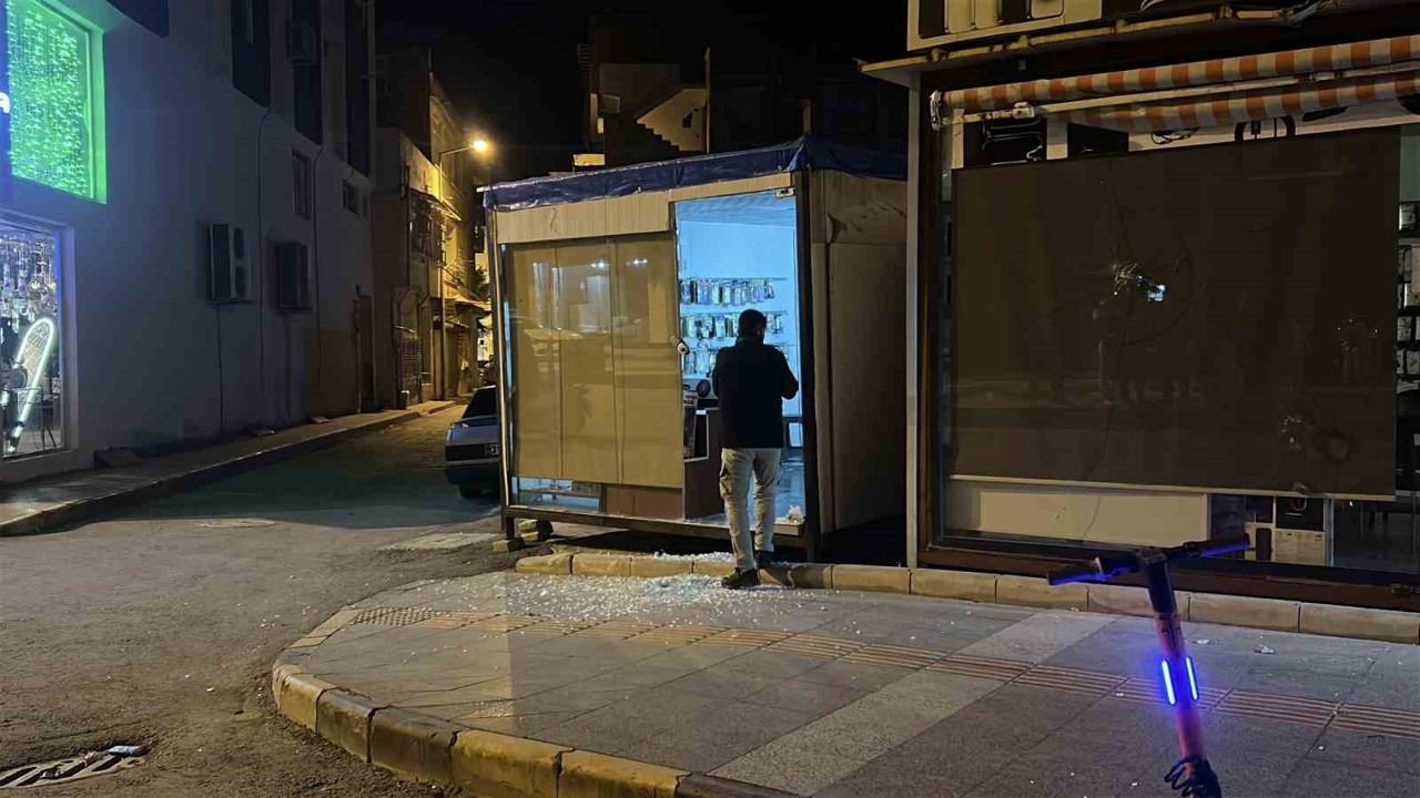Hatay’da 6 araç ve 4 iş yerinin camlarını taşla kırdılar
