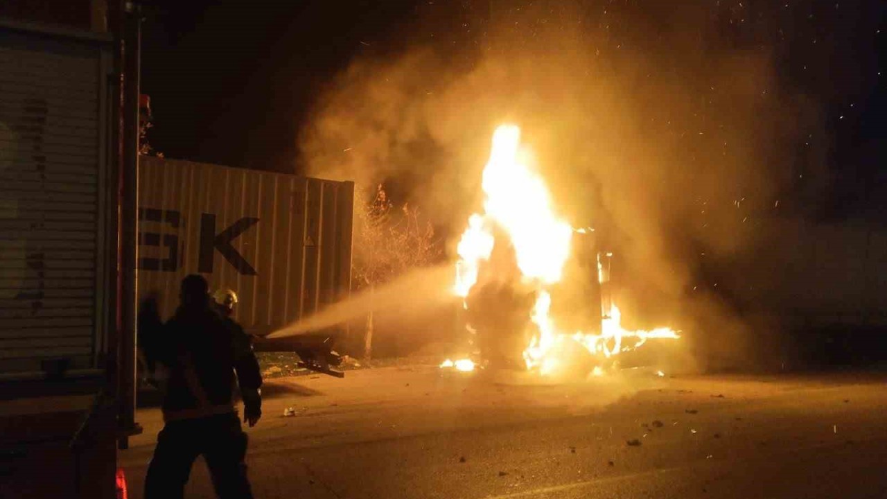 Hatay’da alevlere teslim olan tır kullanılamaz hale geldi
