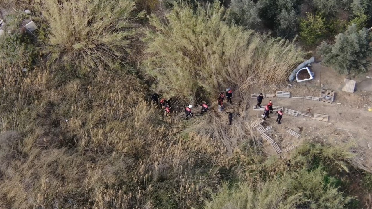 Sazlıkta gizlenen şahıs dron kamerasıyla yakalandı
