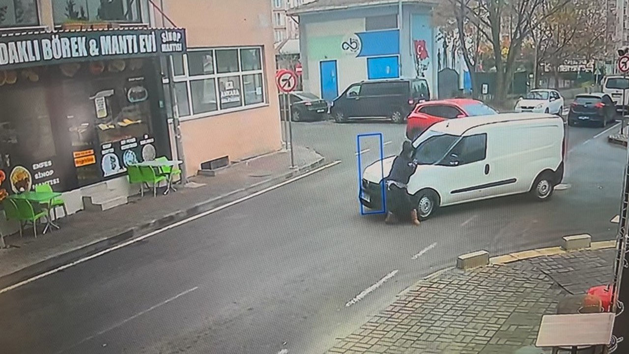 Aracın yayaya çarptığı anlar kameraya yansıdı
