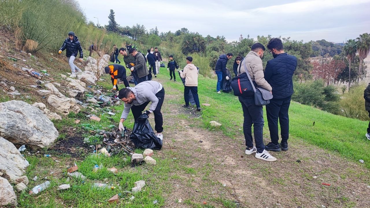 Çöpleri belediye yerine gönüllüler topladı
