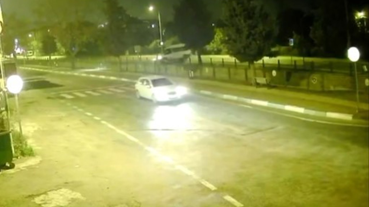 Dereye uçan minibüsün sürücüsü yaralandı
